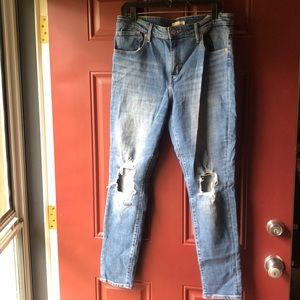 Levi’s 721 High Rise Skinny - Distressed Knees